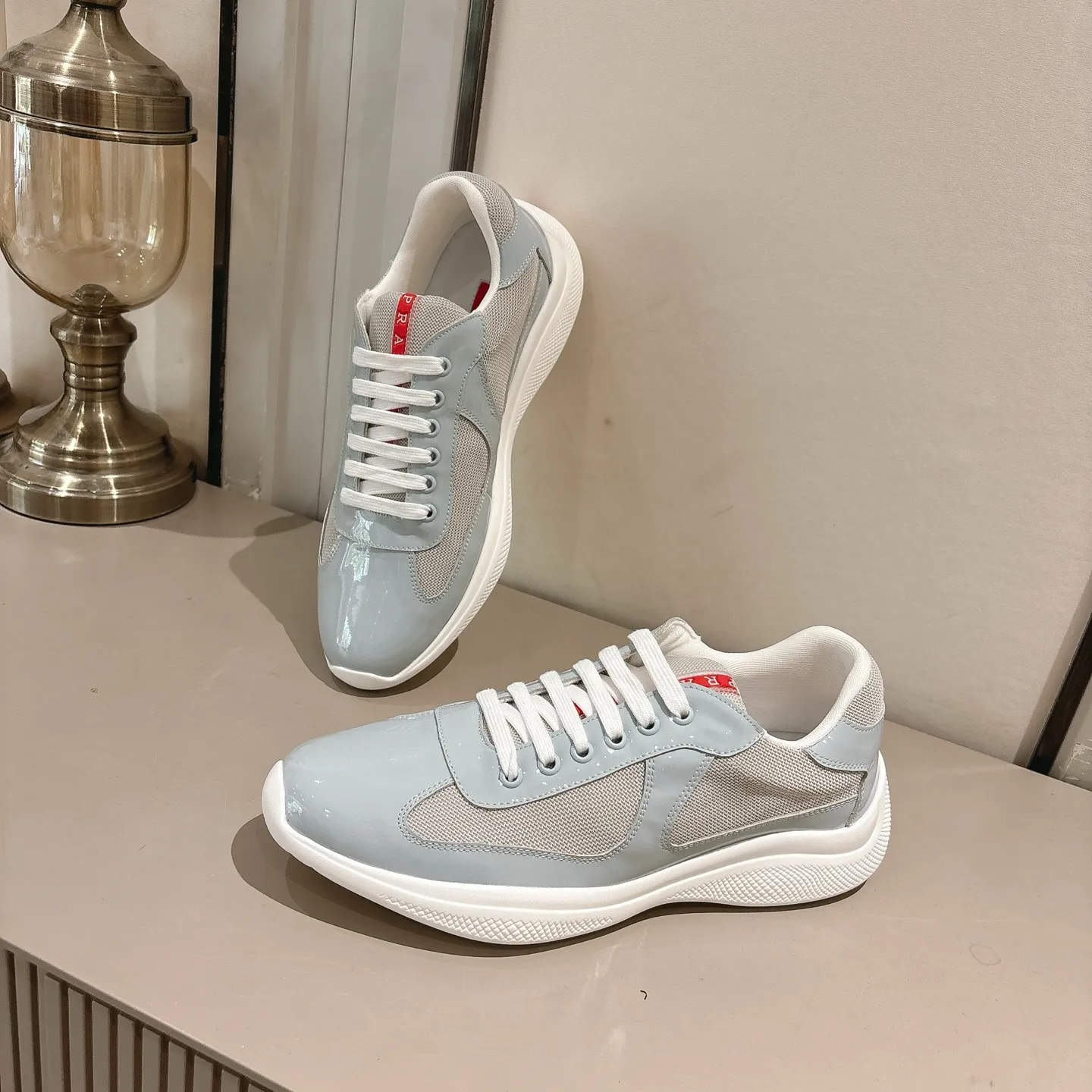 👟👟Ex-factory price 520👟👟 (Top version) Prada casual sports shoes, fashionable thick-soled casual loafers, unique taste, loved by everyone and easy to control, popular every year. There is also a versatile classic shoe last, which is enough to conquer you, wear it, increase the height and casualness, simple and handsome on the feet. The fabric is imported patent leather, the inner foot pad is soft and delicate, and the breathable mesh fabric is comfortable, ip Foam mold anti-slip lightweight outsole